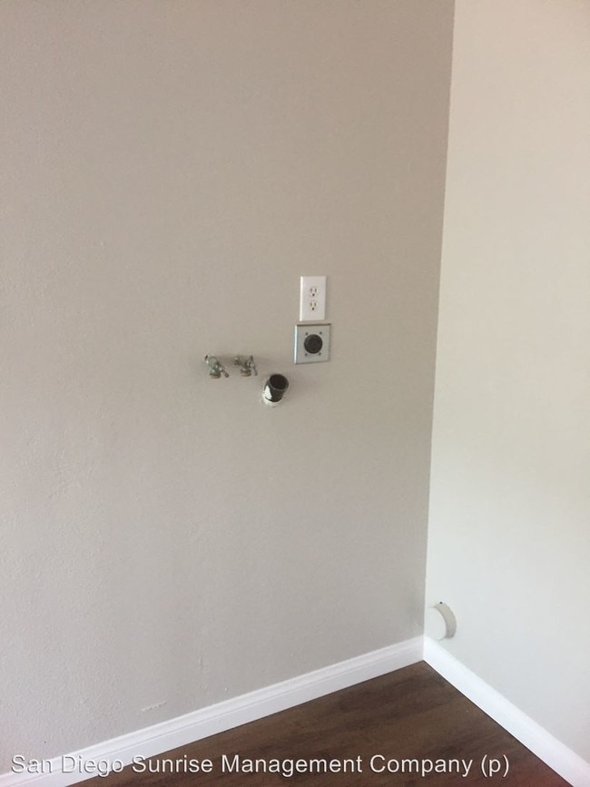 Building Photo - 135 Avocado St