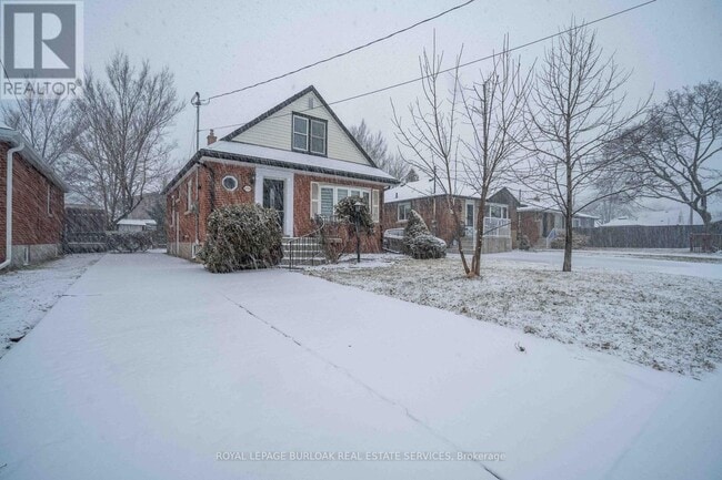 Building Photo - 356 E 17th St