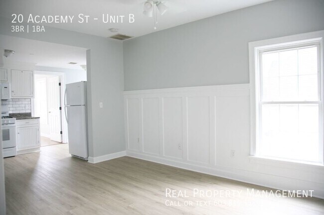 Building Photo - 3 Bed 1 Bath with Private Entrance, Update...