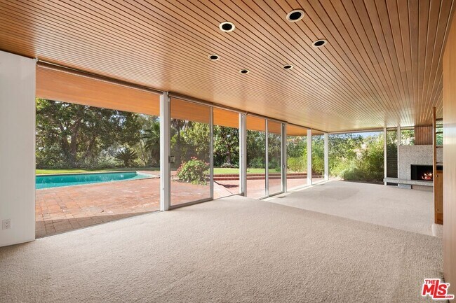 Foto del edificio - 590 N Tigertail Rd