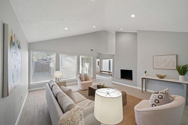 Building Photo - 11422 Lakeside Pl Dr