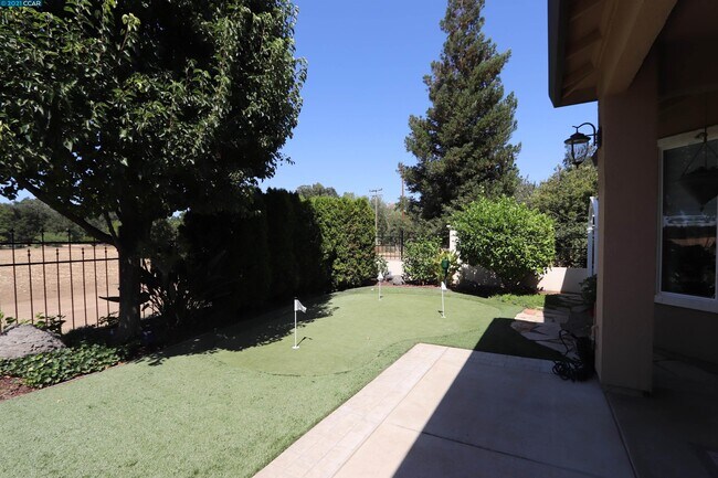Building Photo - 903 Suntan Ln