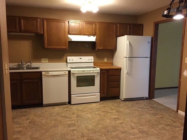 Building Photo - Springbrook Duplex