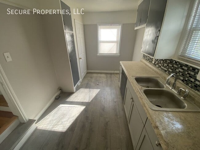Building Photo - $1,400 3 Bed | 2 Bath - Newly revovated in...