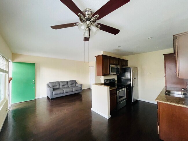 600 SQ 1 Bed 1 Bath w/ Fire Place and Dedicated Parking - 4185 Louisiana St