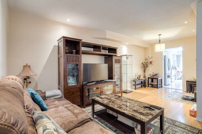 Building Photo - 2555 Thomas St