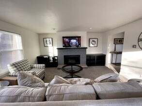 Building Photo - 922-940 Oak Street-SI ID1253107P