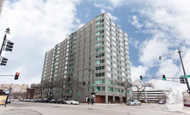 Building Photo - 4600 N Clarendon Ave