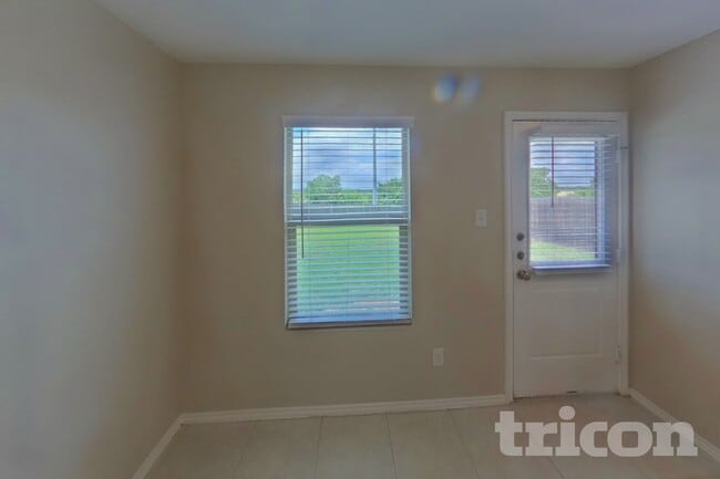 Foto del edificio - 6340 Bristolwood Dr