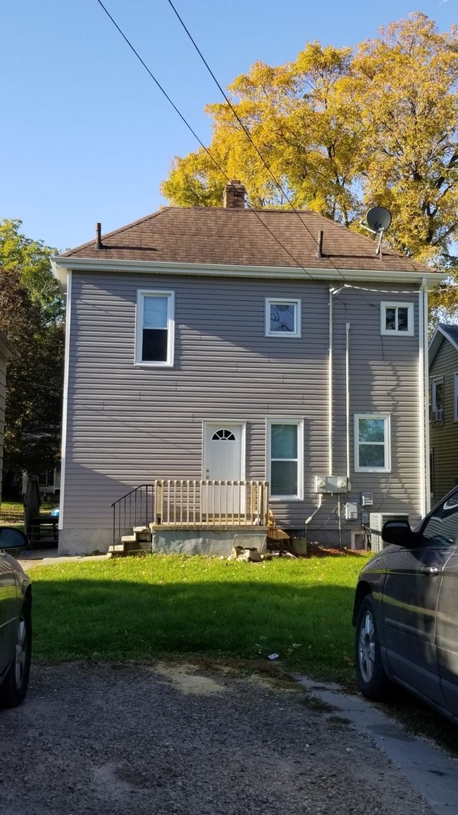 Building Photo - 917 Wellington St