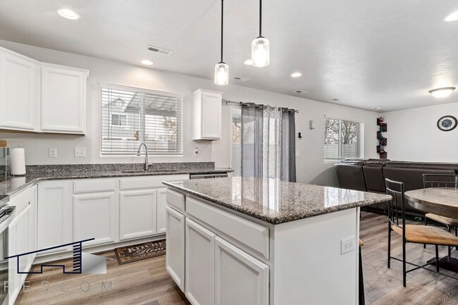 Building Photo - West Haven Utah 3 Bedroom 2.5 Bathroom Home!