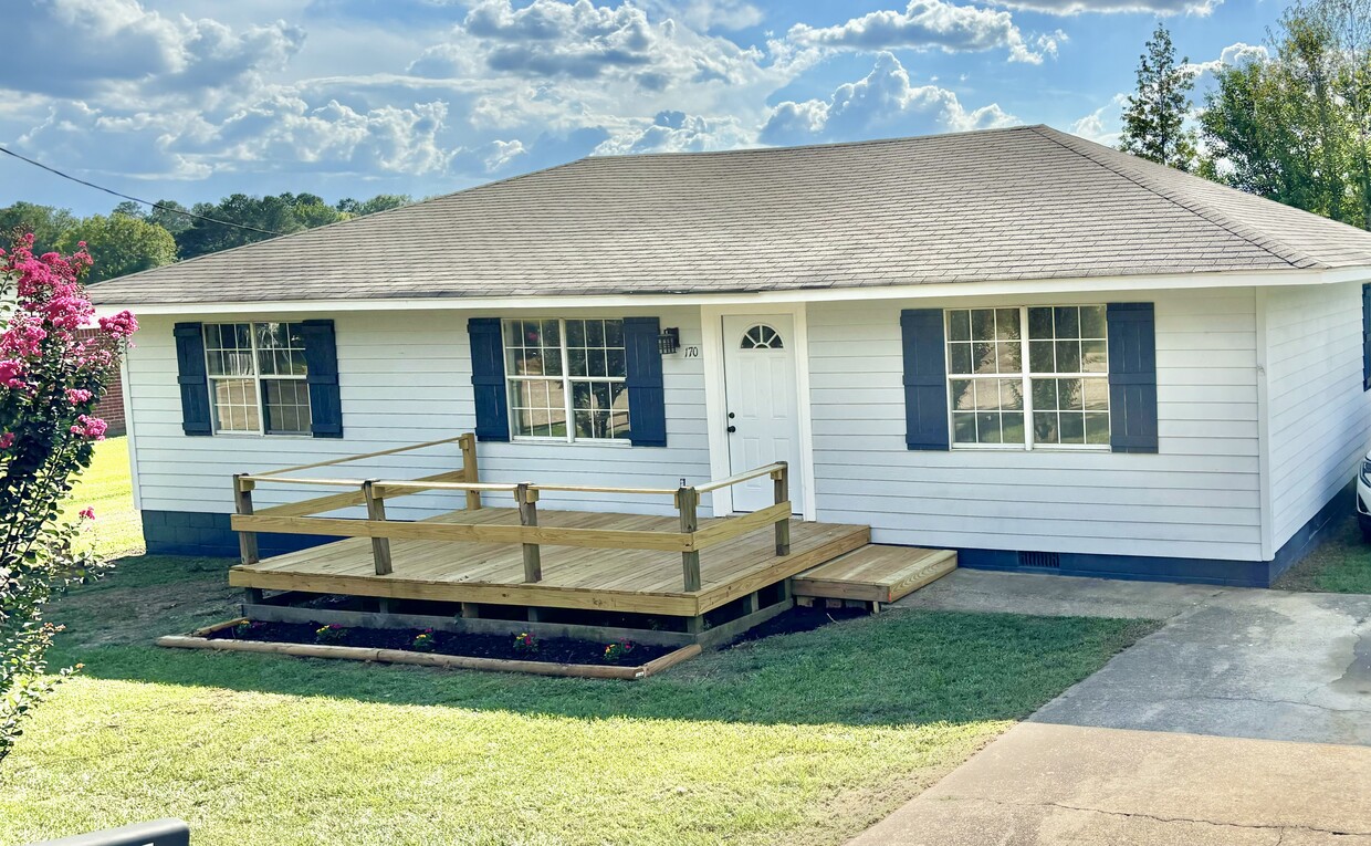 Primary Photo - 170 Colonial Cir