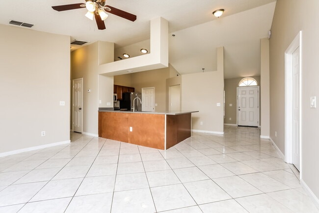Foto del edificio - 371 Snowshoe Ct