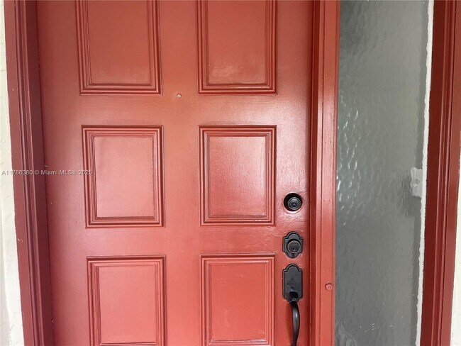 Foto del edificio - 323 Ives Dairy Rd