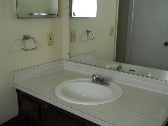 Building Photo - 3 bedroom Duplex 1 and 1/2 bath