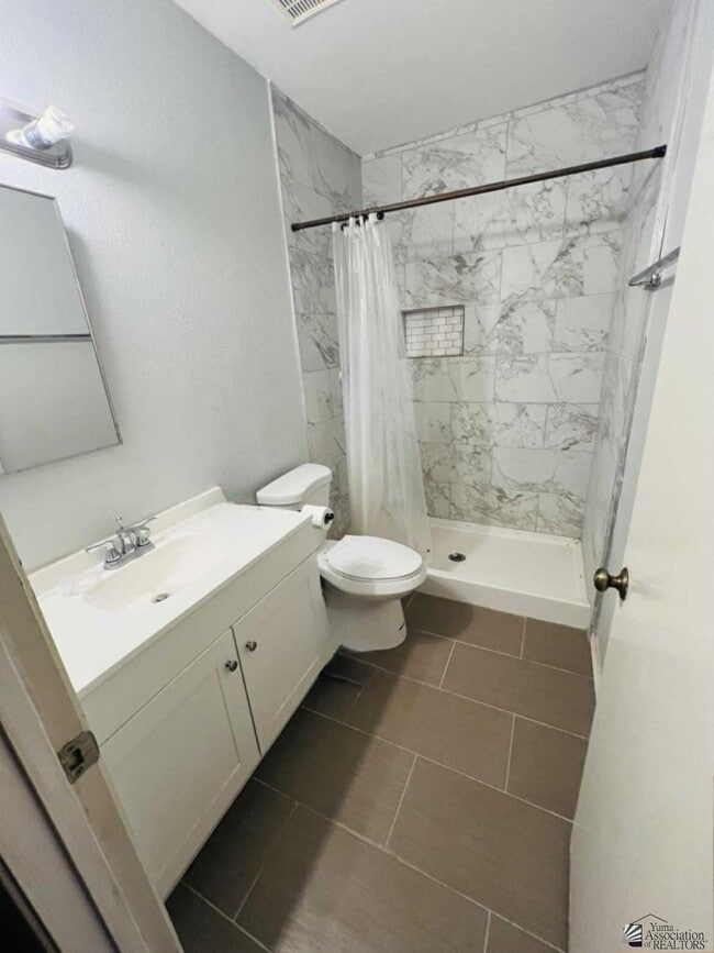 Foto del edificio - 3215 London Dr