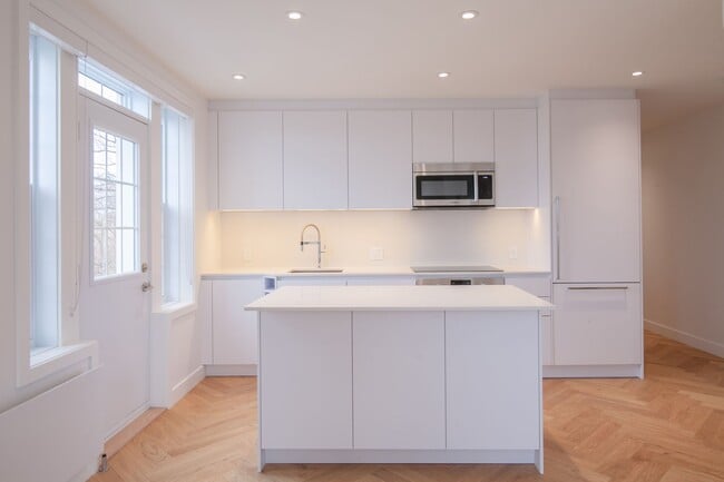 Building Photo - 590 Av. Outremont