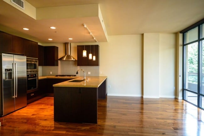 Building Photo - 1Bd/1.5Ba Bellevue Condo