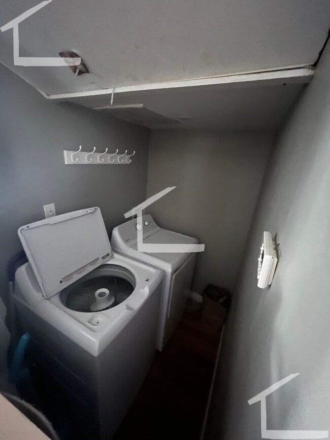 Building Photo - Huge 5 bed in Mission Hill
