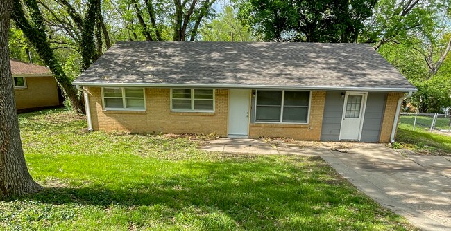 Building Photo - 3D Tour Available-3 Blocks from Campus + F...