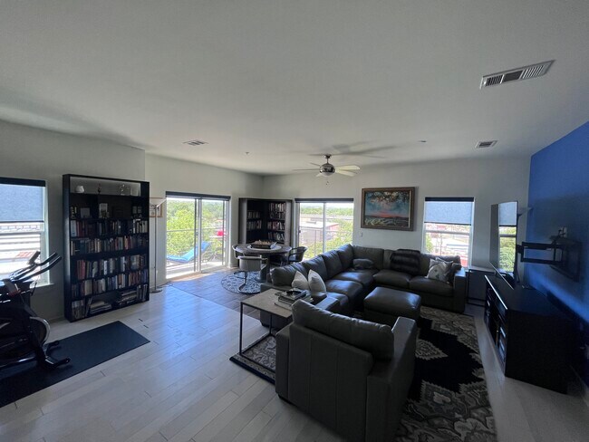 Foto del edificio - 6444 Burnet Rd