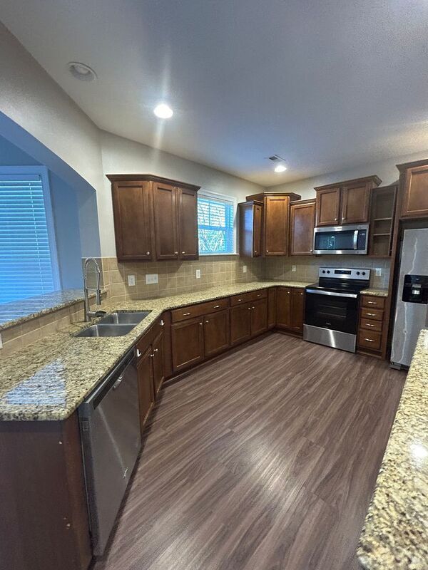 Foto del edificio - 3044 Scottcrest Way