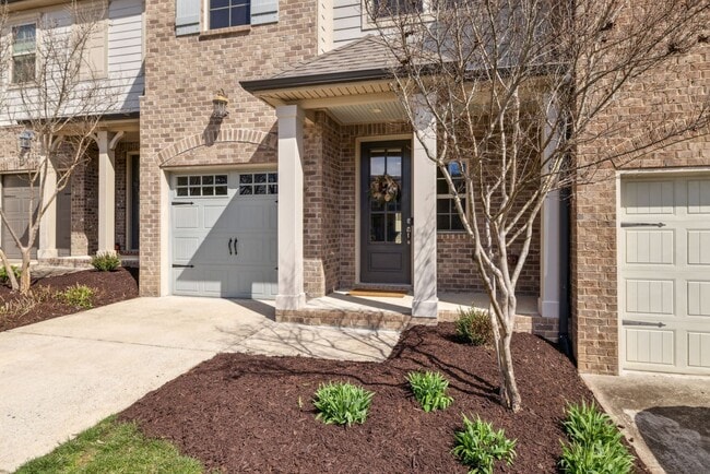 Building Photo - 3 BR/2.5 BA Luxury Townhome