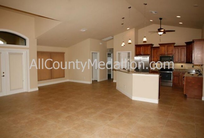 Building Photo - 4411 SE 19th Ave