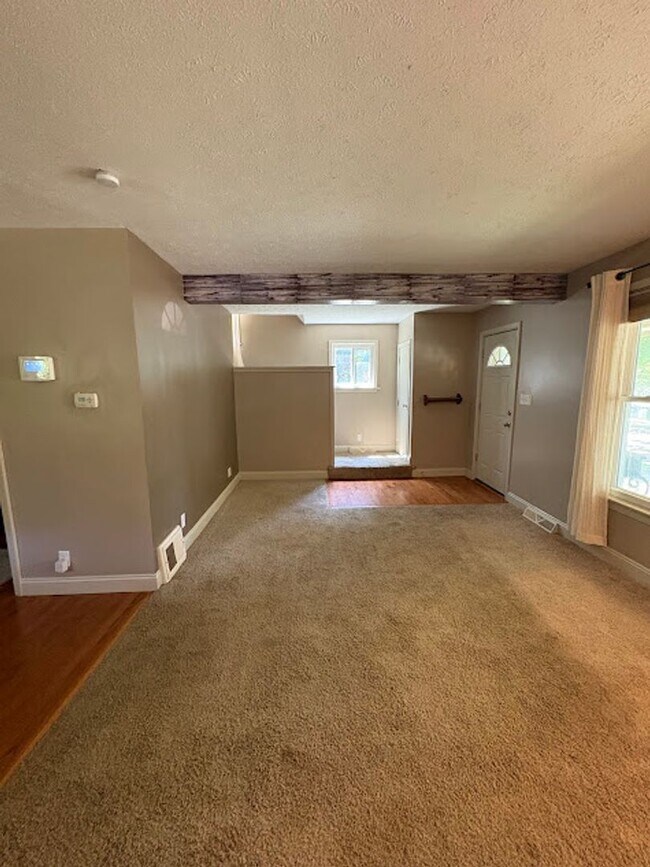 Building Photo - 3 Bedroom 1 Bathroom Home Ready to Rent!