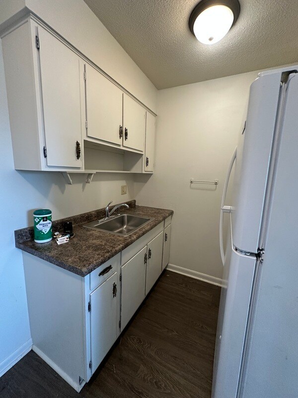 Building Photo - 1465 Meadowview Dr