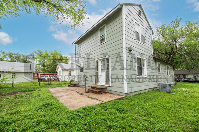 Building Photo - 119 S Custer Ave
