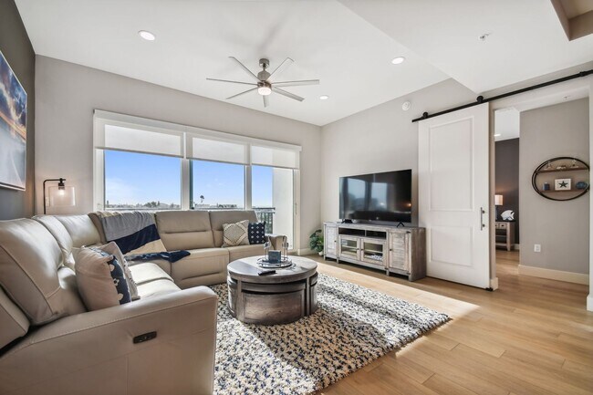 Building Photo - Luxury Condo With Updates and Close To The...