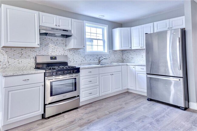 Building Photo - 127 Pumgansett St