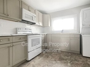 Building Photo - 327 Elm St