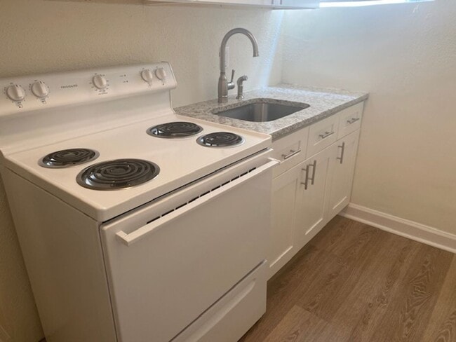 Building Photo - Charming Renovated 1BR – Water & Parking Included!