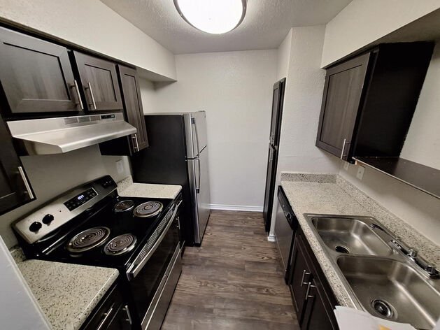 Foto del edificio - 10901 Meadowglen Ln