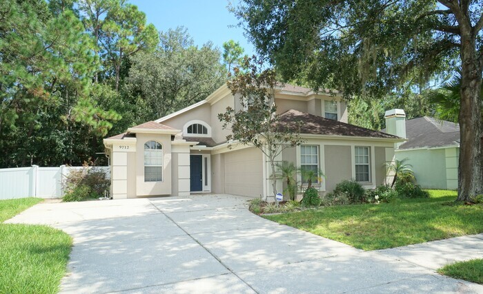 Foto principal - Nice 3-bedroom, 2.5-bath, 2-car garage hom...