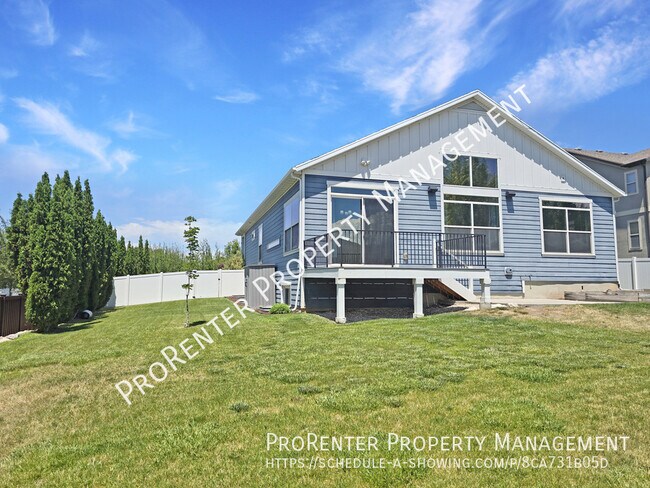 Building Photo - 1308 E Maple Way