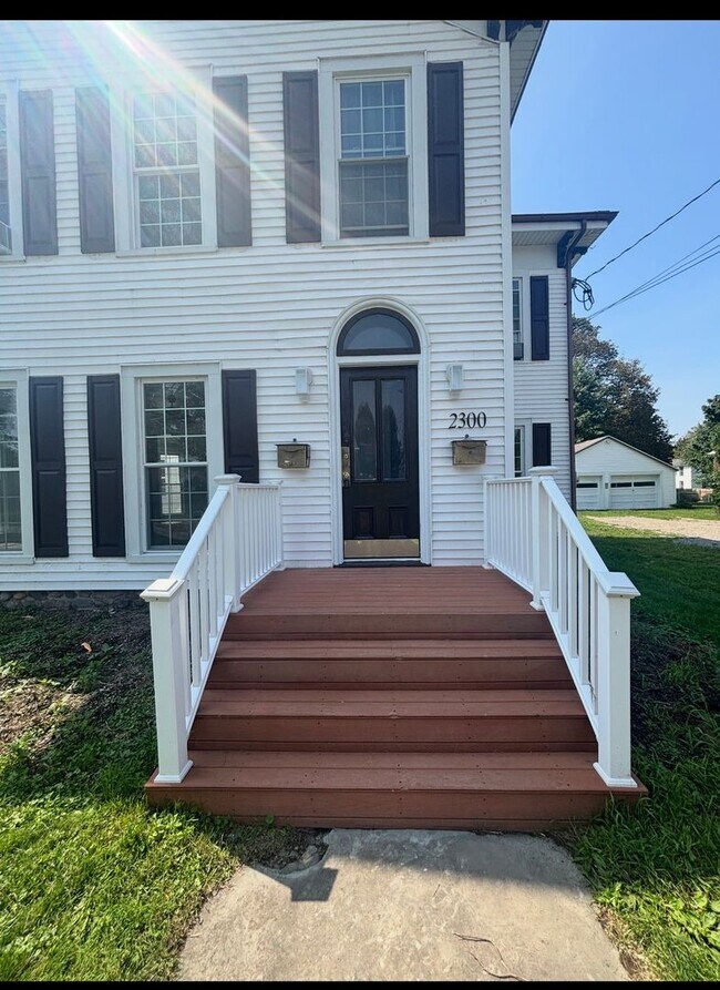 Building Photo - 2300 Lake St