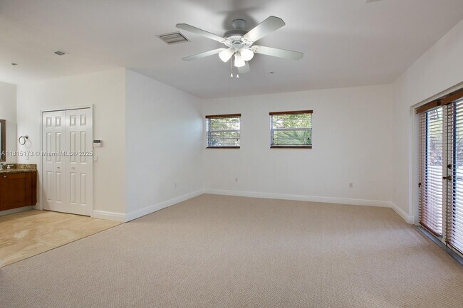 Building Photo - 2913 SW 30th Ct