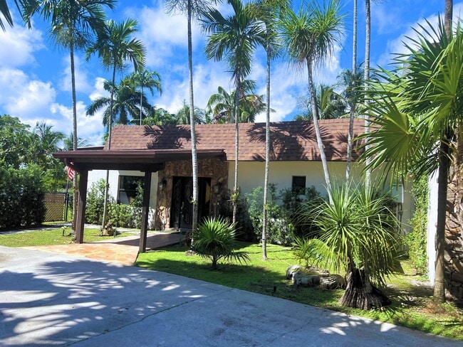 Foto del edificio - 7315 Pine Tree Ln