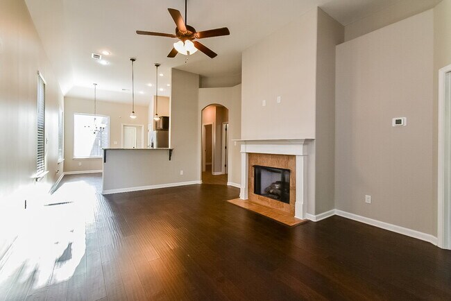 Foto del edificio - 6893 Raleigh Lagrange Rd