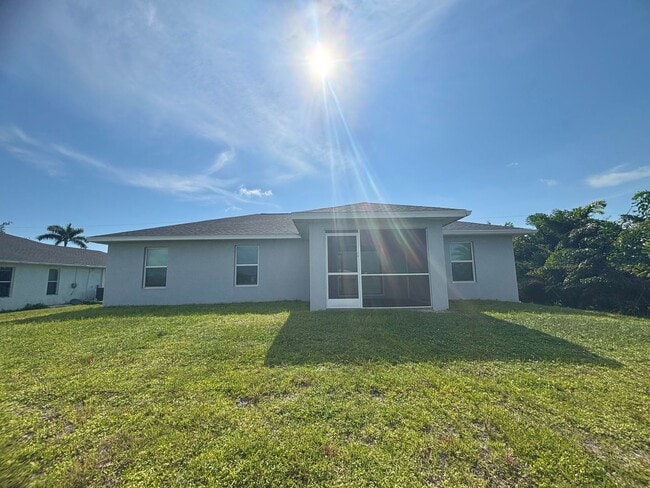 Building Photo - Spacious & Modern 3 Bed, 2 Bath in NW Cape...