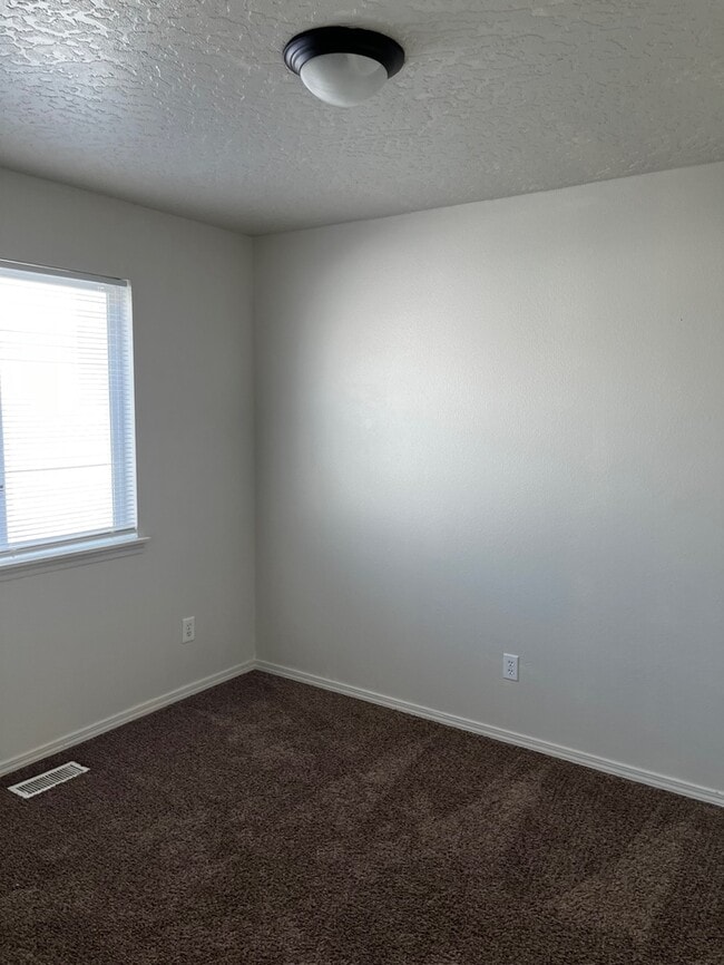 Foto del edificio - Updated 3bed 2 bath Duplex Unit Close to Freeway!