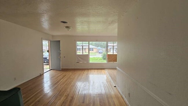 Foto del edificio - 121 E Riverwood Dr