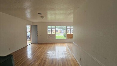 Building Photo - 121 E Riverwood Dr