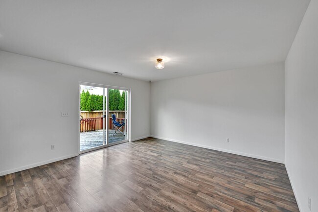 Foto del edificio - 4 BED & 2.5 SINGLE FAMILY HOUSE FOR RENT
