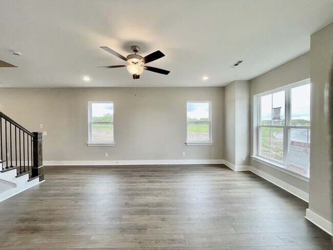 Building Photo - 3 Bed, 2.5 Bath Home w/ 2 Car Garage