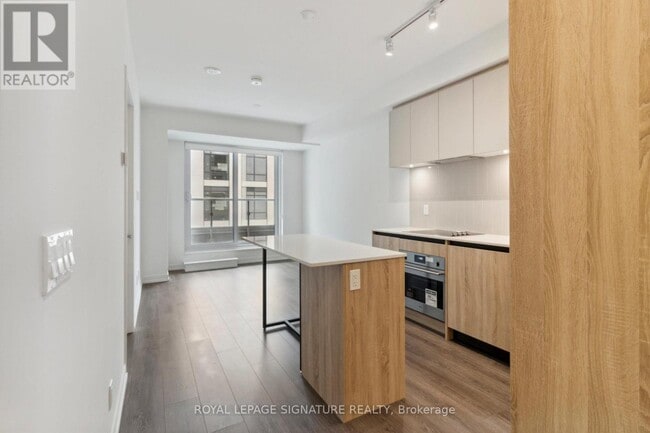 Building Photo - 8 Beverley Glen Blvd