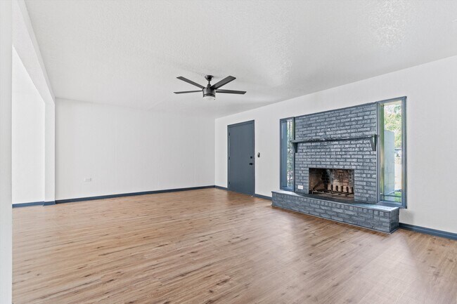Building Photo - 3744 Eve Dr E